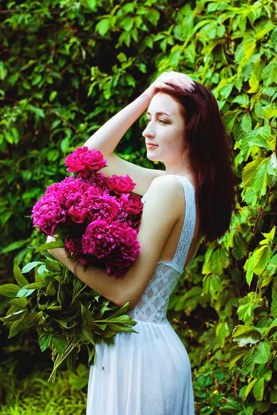 Ritratto Giovane Donna Attraente Nel Giardino Primaverile Con Bouquet Peonie — Foto Stock