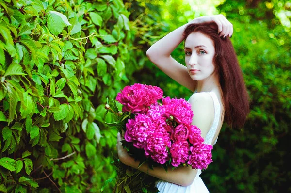 Portret Młodej Atrakcyjnej Kobiety Wiosennym Ogrodzie Bukietem Kwitnących Różowych Piwonii — Zdjęcie stockowe