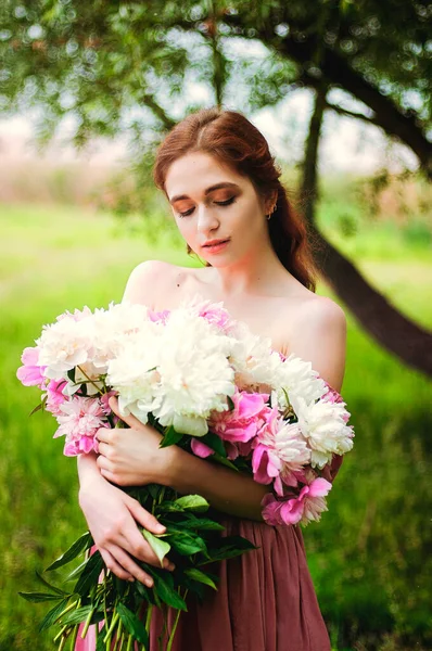 Ritratto All Aperto Giovane Donna Rossa Natura Con Grande Mazzo — Foto Stock