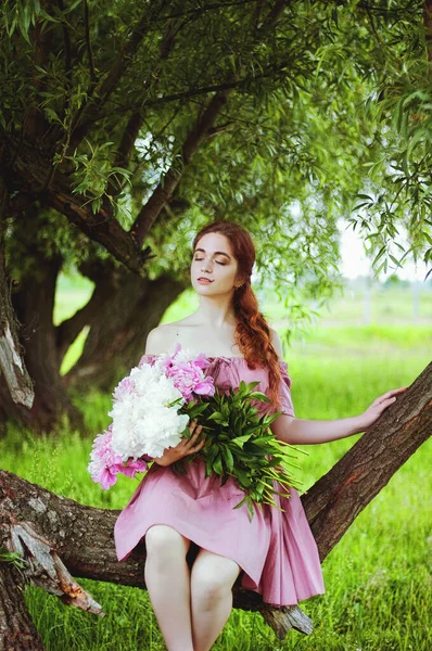 Ritratto All Aperto Giovane Donna Rossa Natura Con Grande Mazzo — Foto Stock