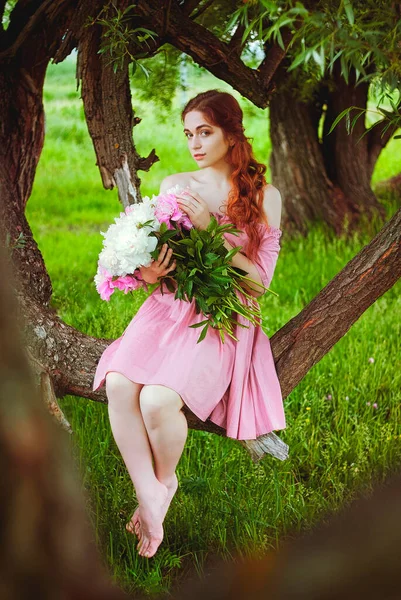 Odkryty Portret Młodej Rudej Kobiety Naturze Dużym Bukietem Różowych Piwonii — Zdjęcie stockowe