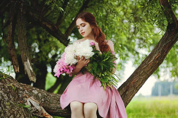 Outdoor Portret Van Jonge Roodharige Vrouw Natuur Met Groot Boeket — Stockfoto