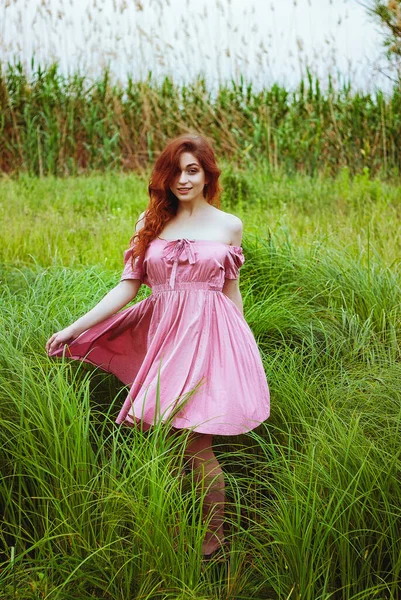 穿着粉色衣服的红头发女人在户外的肖像在自然界中跳舞 母亲节 女性春天 夏季时尚的概念 快乐的生活 — 图库照片