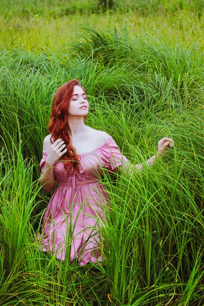 穿着粉色衣服的红头发女人在户外的肖像在自然界中跳舞 母亲节 女性春天 夏季时尚的概念 快乐的生活 — 图库照片