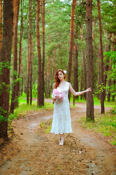 穿着老式婚纱 戴着一大束粉色牡丹的红头发年轻女子的户外肖像 母亲节 女性春天 夏季时尚的概念 婚礼日 — 图库照片