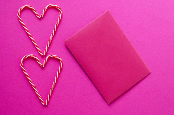 Slavnostní Růžové Pozadí Srdce Sladkých Bonbónů Obálkou Láska Valentýn Února — Stock fotografie