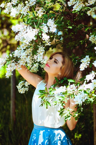 Portret Młodej Atrakcyjnej Kobiety Ogrodzie Kwitnących Jabłoni Dzień Kobiet Kobieca — Zdjęcie stockowe