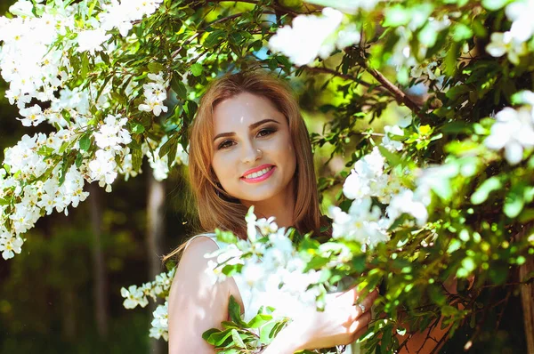 Ritratto All Aperto Giovane Donna Attraente Nel Giardino Meli Fiore — Foto Stock