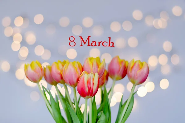 美しいピンク 黄色のチューリップのトップビューは ボケと青の背景に グリーティングカード 3月8日 母の日 幸せな女性の日 — ストック写真