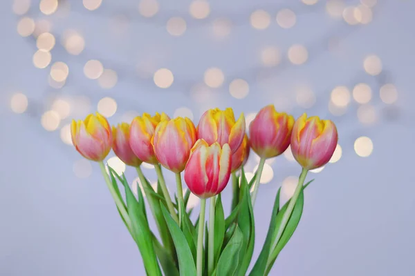Draufsicht Auf Schöne Rosa Gelbe Tulpen Auf Blauem Hintergrund Mit — Stockfoto