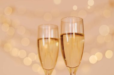 İki kadeh şarap, arka planda bokeh olsun. Üst Manzara. Yeni yıl, Noel havası. Tebrik kartı. Parti ve tatil kutlaması konsepti.
