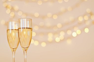 İki kadeh şarap, arka planda bokeh olsun. Üst Manzara. Yeni yıl, Noel havası. Tebrik kartı. Parti ve tatil kutlaması konsepti.