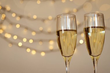 İki kadeh şarap, arka planda bokeh olsun. Üst Manzara. Yeni yıl, Noel havası. Tebrik kartı. Parti ve tatil kutlaması konsepti.