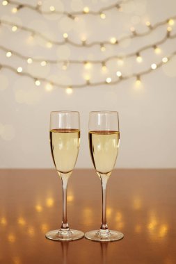 İki kadeh şarap, arka planda bokeh olsun. Üst Manzara. Yeni yıl, Noel havası. Tebrik kartı. Parti ve tatil kutlaması konsepti.