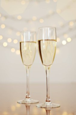 İki kadeh şarap, arka planda bokeh olsun. Üst Manzara. Yeni yıl, Noel havası. Tebrik kartı. Parti ve tatil kutlaması konsepti.