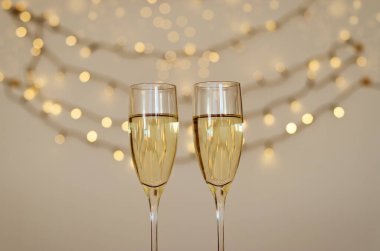 İki kadeh şarap, arka planda bokeh olsun. Üst Manzara. Yeni yıl, Noel havası. Tebrik kartı. Parti ve tatil kutlaması konsepti.