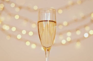 Bokeh arkaplanlı bir kadeh şarap. Düz yatıyordu. Yeni yıl, Noel havası. Tebrik kartı. Parti ve tatil kutlaması konsepti.