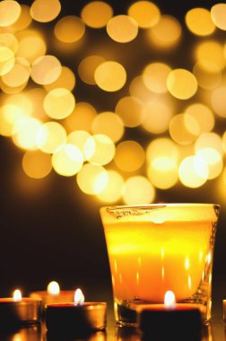 Siyah arka planda şen şakrak mumlar yakmak. Tatil konsepti. Dua ve umut kavramı.