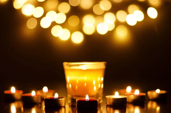 Velas Ardientes Con Bokeh Festivo Sobre Fondo Negro Concepto Vacaciones — Foto de Stock