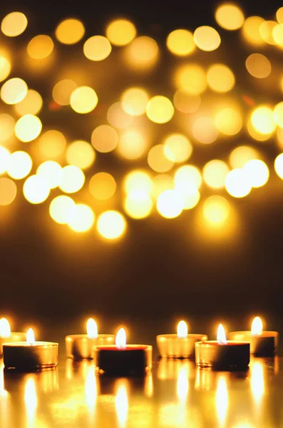 Candele Che Bruciano Con Bokeh Festivo Uno Sfondo Nero Concetto — Foto Stock