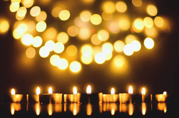 Brennende Kerzen Mit Festlichem Bokeh Auf Schwarzem Grund Ferienkonzept Das — Stockfoto