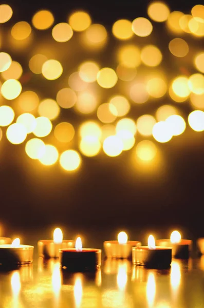 Candele Che Bruciano Con Bokeh Festivo Uno Sfondo Nero Concetto — Foto Stock