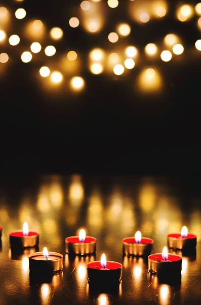 Зажигание Свечей Праздничным Боке Черном Фоне Концепция Праздника Понятие Молитвы — стоковое фото