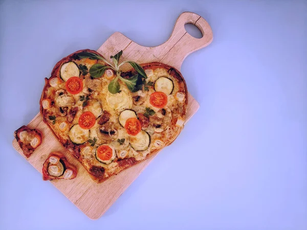Heerlijke Vegetarische Hartvormige Pizza Met Tomaten Groenten Kaas Voor Valentijnsdag — Stockfoto