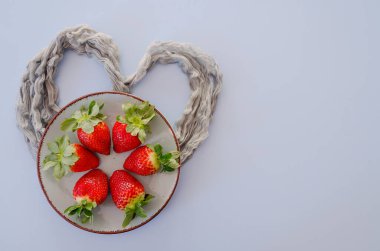 Şenlikli pembe arka plan. Kırmızı hediye kutularındaki taze çilekler kapanıyor. Sevgi. Sevgililer Günü. Yaratıcı tebrik kartı. Düz yatış, üst görünüm.