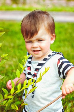 Mutlu aile kavramı. Anne ve oğlu güneşli bir günde parkta oynuyor ve bir yaz yürüyüşünde gülüyorlar. Aile tatili ve birliktelik, seçici odaklanma