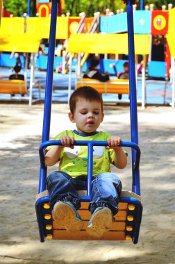 Mutlu aile kavramı. Parkta oynayan, oyun oynayan ve güneşli bir günde bahar yürüyüşünde gülen küçük neşeli çocuk. Aile tatili ve birliktelik, seçici odaklanma. 