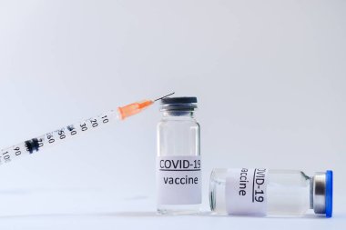 Aşı konseptinin yaratıcı fikirleri. Tıbbi maskeli şırınga ve aşı şişeleriyle COVID-19 'a karşı aşı için en iyi görüntü. Koronavirüs salgını. Boşluğu kopyala. 
