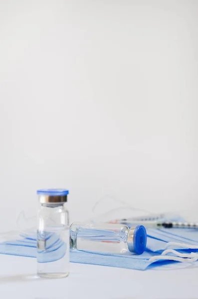 Kreativa Idéer Vaccinering Koncept Ovanifrån Sprutan Med Medicinska Masker Och — Stockfoto