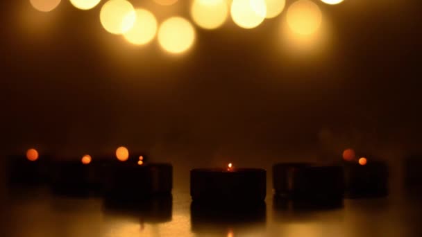 Membakar Lilin Dengan Pesta Bokeh Latar Belakang Hitam Konsep Liburan — Stok Video
