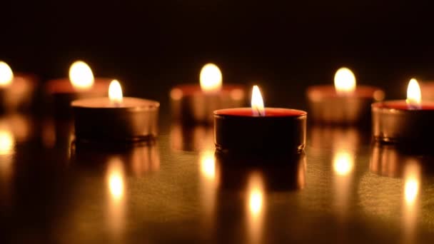 Bovenaanzicht Van Brandende Kaarsen Met Feestelijke Bokeh Een Zwarte Achtergrond — Stockvideo