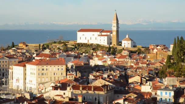 日没の空とアドリア海に対する主な教会と旧市街ピランの歴史的中心部の赤い屋根 航空写真 スロベニア — ストック動画