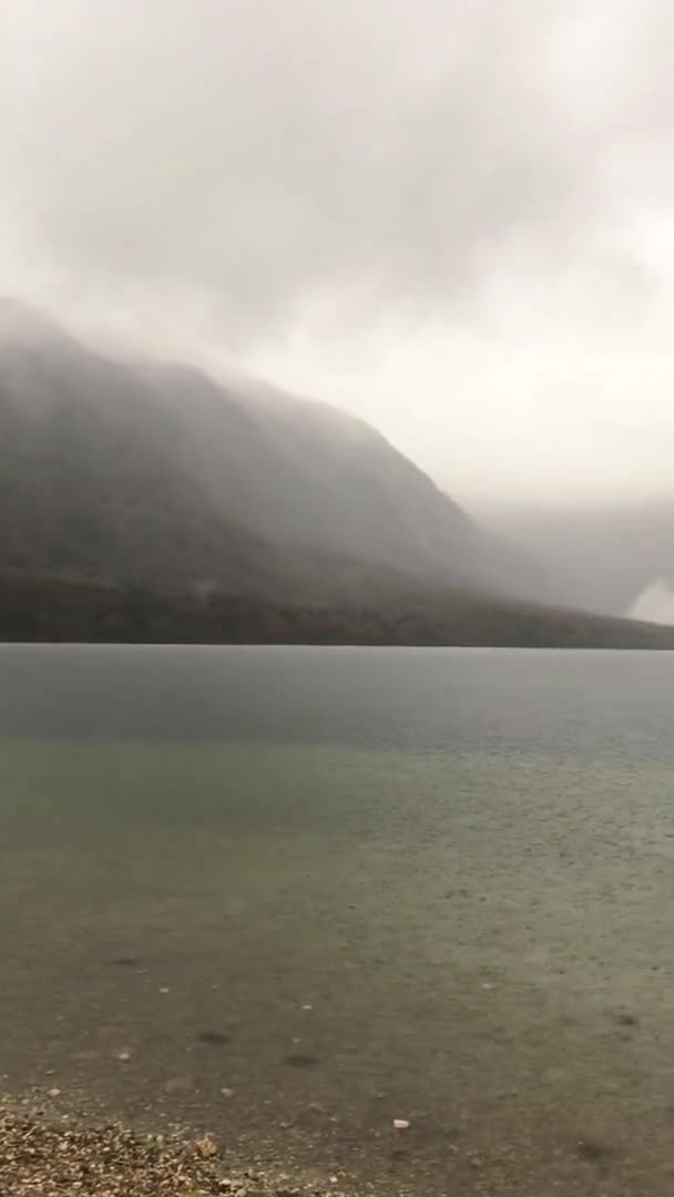 Scénický Pohled Jezero Bohinj Mlhavé Alpy Proti Šedé Obloze Deštivý — Stock video