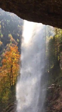 Slovenya 'nın Alp Dağları' ndaki turuncu ormanlı sonbahar manzarası. Ve güzel bir şelale Perinik, üzerinden geçebilirsin. Gökkuşağı. Doğa konseptinin güzelliği. 