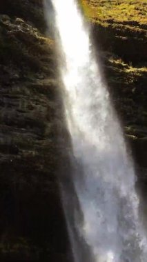 Slovenya 'nın Alp Dağları' ndaki turuncu ormanlı sonbahar manzarası. Ve güzel bir şelale Perinik, üzerinden geçebilirsin. Gökkuşağı. Doğa konseptinin güzelliği. 