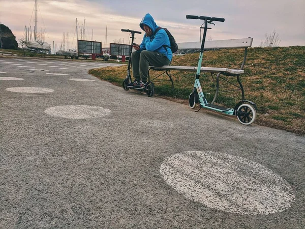 Portoroz Slovenië 2020 Een Man Rijdt Een Gewone Scooter Straat — Stockfoto