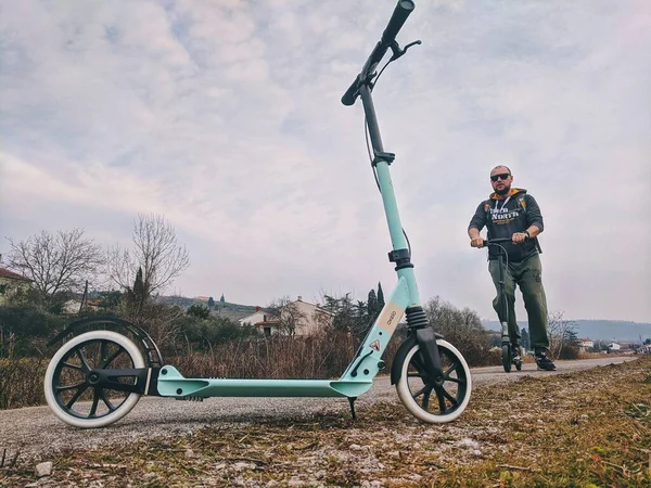 Portoroz Eslovénia 2020 Homem Está Andar Numa Scooter Normal Rua — Fotografia de Stock