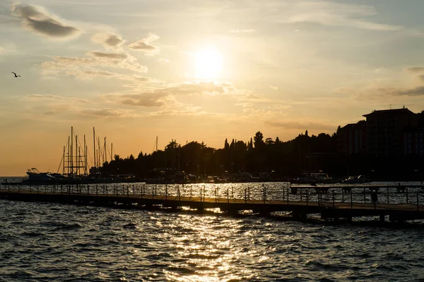 Slovenya Kıyısındaki Picturesque Sahil Beldesi Yazın Turuncu Gün Batımı Gökyüzüne — Stok fotoğraf