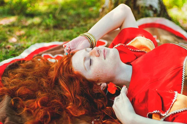 Ragazza Elegante Con Lentiggini Capelli Rossi Abito Lungo Rosso Che — Foto Stock