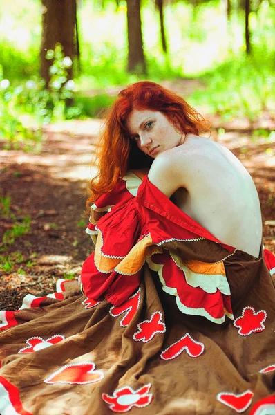 Ragazza Impressionante Con Lentiggini Capelli Rossi Posa Con Abito Rosso — Foto Stock