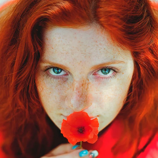 Chica Con Estilo Con Pecas Pelo Rojo Vestido Largo Rojo — Foto de Stock