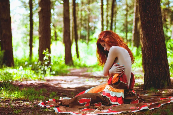 Девушка Рыжими Волосами Позирует Дикой Природе Нарядном Красном Платье Голых — стоковое фото
