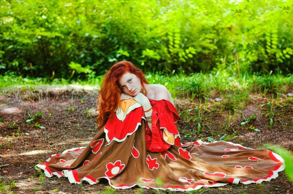 漂亮的女孩 长着雀斑和红头发 穿着低矮的红色衣服 赤裸裸的肩膀 天生狂野 夏季乡村布荷族女子的画像 快乐的时尚生活 — 图库照片