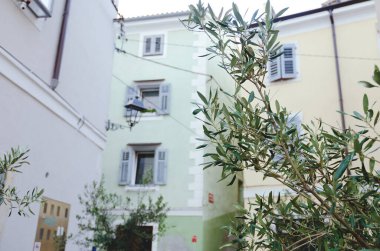 Eski şehir Piran 'ın tarihi merkezinin dar ve boş sokaklarının manzarası gündoğumu gökyüzü ve Adriyatik denizi üzerinde yatlarla. Slovenya sahillerine yaz tatili. 