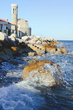 Eski şehir Piran 'ın tarihi merkezinin kırmızı çatıları gündoğumu gökyüzüne ve Adriyatik denizine karşı güzel deniz fenerleriyle. Slovenya 'ya yaz tatili. 