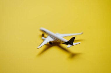 Coronavirus ve seyahat konsepti. Yeni normal bir hayat. Oyuncak uçağın en üst görüntüsü, yakın plan, tıbbi maske. COVID 'i önlemek için yaratıcı fikirler - 19. 